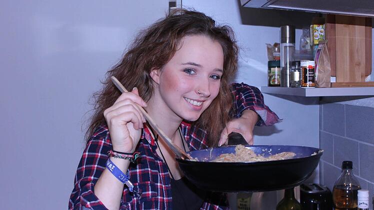"Amy" Popadinets kocht gerne. In wenigen Minuten hat sie ein Pfannengericht nach chinesischer Art zubereitet - mit frischem Chinakohl, China-Gemüse aus dem Glas, Sojamedaillons, Kokosmilch, Sojasoße und Glasnudeln.  Foto: Ramona Popp