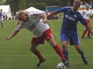 Im packenden Zweikampf hier Klaus Werner (links) mit Guido Buchwald (rechts).