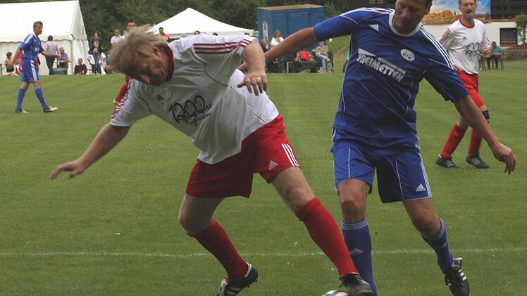 Im packenden Zweikampf hier Klaus Werner (links) mit Guido Buchwald (rechts).