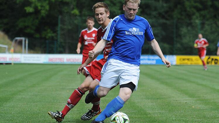 Der Kasendorfer Daniel Weiner schirmt den Ball vor Christopher Schmitt ab. Foto: Peter Mularczyk