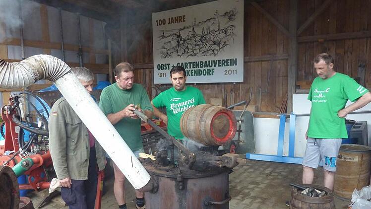Fred Winkler, Bernd Schumann, Brauer Markus Götz und Wirt Fritz Winkler (von links) bei der Arbeit.Foto: privat