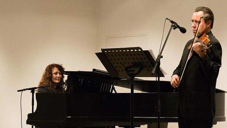 Barbara Moritz und Matthias Klink begeisterten das Publikum mit ihren einfühlsamen Musikbeiträgen. Foto: Björn Hein