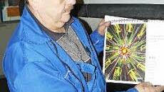 Siegfried Dippold präsentiert seinen ersten Kalender, illustriert mit seinen Werken sowie Weisheiten, Sprüchen und Zitaten. Foto: K.-P. Wulf