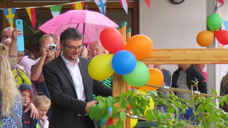 Pfarrer Roßteuscher beim Durchschneiden des Bandes Foto: Martin Koch