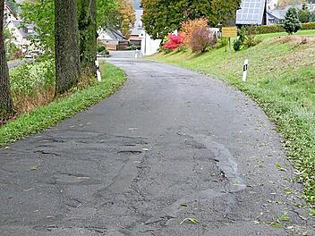 Am kommenden Montag und Dienstag total gesperrt ist die Straße im Ortsteil Heinersreuth. Sie wird abgefräst und erhält einen neuen Belag.