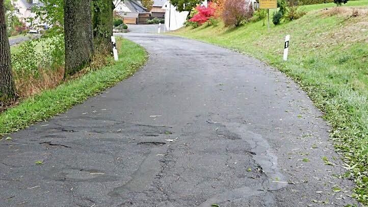 Am kommenden Montag und Dienstag total gesperrt ist die Straße im Ortsteil Heinersreuth. Sie wird abgefräst und erhält einen neuen Belag.