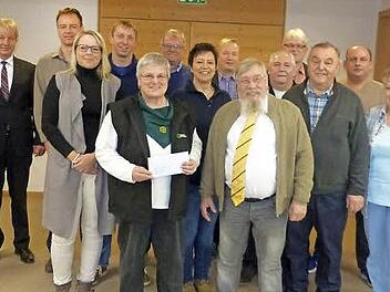 Insgesamt 10 000 Euro übergaben der Vorstandsvorsitzende der Raiffeisenbank Oberland, Ralph Goller, und sein Vorstandskollege Peter Girndt (von links) an die Vereinsvertreter von Marktleugast. Foto: Klaus-Peter Wulf