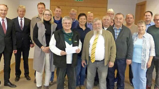 Insgesamt 10 000 Euro übergaben der Vorstandsvorsitzende der Raiffeisenbank Oberland, Ralph Goller, und sein Vorstandskollege Peter Girndt (von links) an die Vereinsvertreter von Marktleugast. Foto: Klaus-Peter Wulf