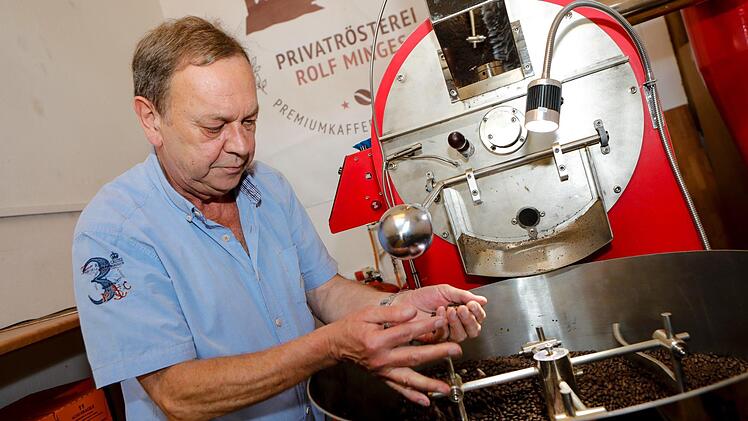 Rolf Minges prüft die gerösteten Bohnen Foto: Matthias Hoch