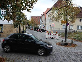 Die Wiesenstraße ist ab sofort nur noch für Anlieger frei, die Umleitung führt nach der "Hundsbrücke" rechts in Richtung Kino. Foto: Ronald Heck