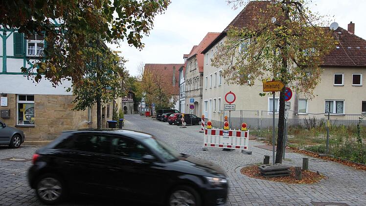 Die Wiesenstraße ist ab sofort nur noch für Anlieger frei, die Umleitung führt nach der "Hundsbrücke" rechts in Richtung Kino. Foto: Ronald Heck