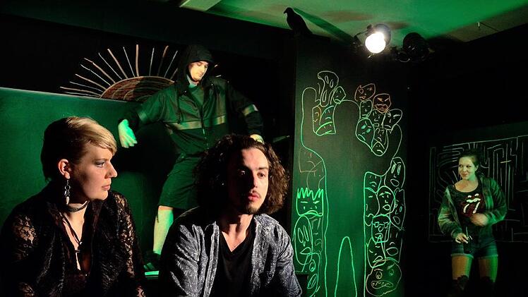 Birte (von links, Vera Rumpel), P. der Schatten (Patric Paolucci),Julian (Ramon Linde) und Nelly (Tonja Fechter). Foto: Sebastian Worch