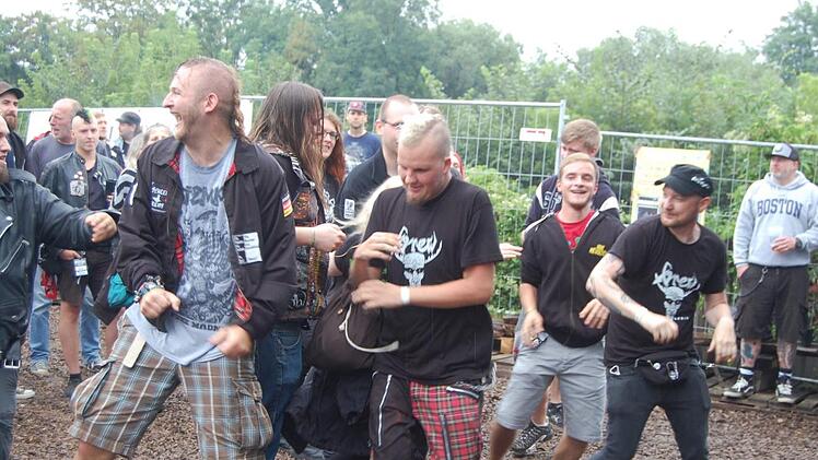 Schaut aus wie Nahkampf, ist aber Tanzen. Foto: Rolf Krebs