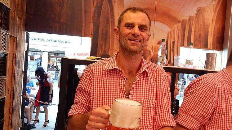 Seit fast 20 Jahren steht Stefan "Enno" Sandler beim Bierfest am Zapfhahn. Horst Wunner