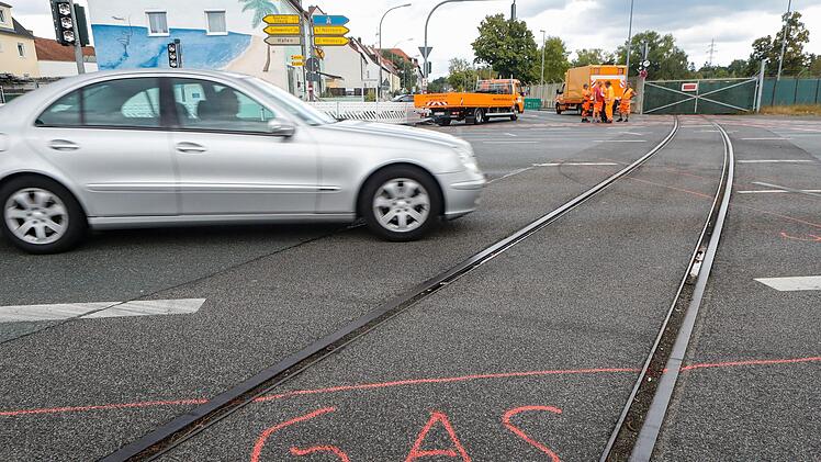 Am Dienstag  sahen die Schienen an der Kreuzung  Berliner Ring/Geisfelder Straße  in Bamberg noch so aus: In der Nacht wurde bereits   der östliche Teil (hinten) der Gleise rückgebaut.   Die Arbeiten finden im Dreischichtsystem statt. Foto: Matthias Hoch