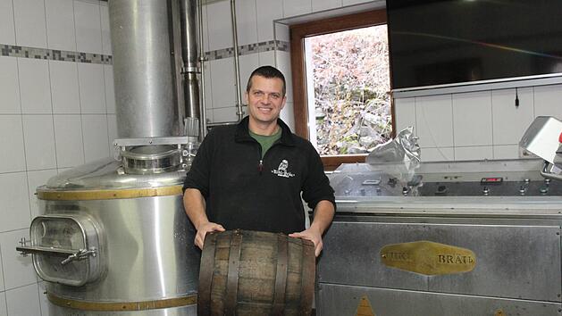 Braumeister Mike Schmitt mit einem kleinen Holzfass Foto: Carmen Schwind