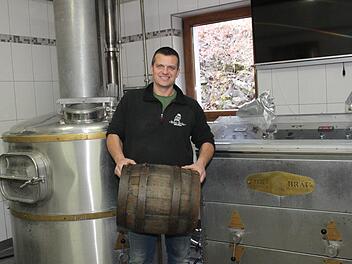 Braumeister Mike Schmitt mit einem kleinen Holzfass Foto: Carmen Schwind