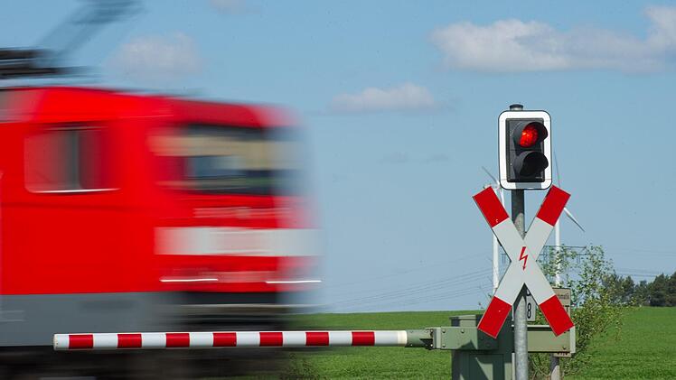 Unfall auf Bahn&uuml;bergang bei Mindelheim: Zug rammt Transporter