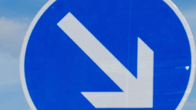 In Bad Rodach im Landkreis Coburg ist ein bislang Unbekannter &uuml;ber eine Verkehrsinsel gerast und hat ein Verkehrsschild umgerissen. Von Fahrer und Schild fehlt bislang jede Spur. Symbolfoto: Julian Stratenschulte/dpa