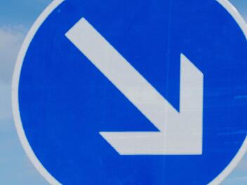 In Bad Rodach im Landkreis Coburg ist ein bislang Unbekannter &uuml;ber eine Verkehrsinsel gerast und hat ein Verkehrsschild umgerissen. Von Fahrer und Schild fehlt bislang jede Spur. Symbolfoto: Julian Stratenschulte/dpa