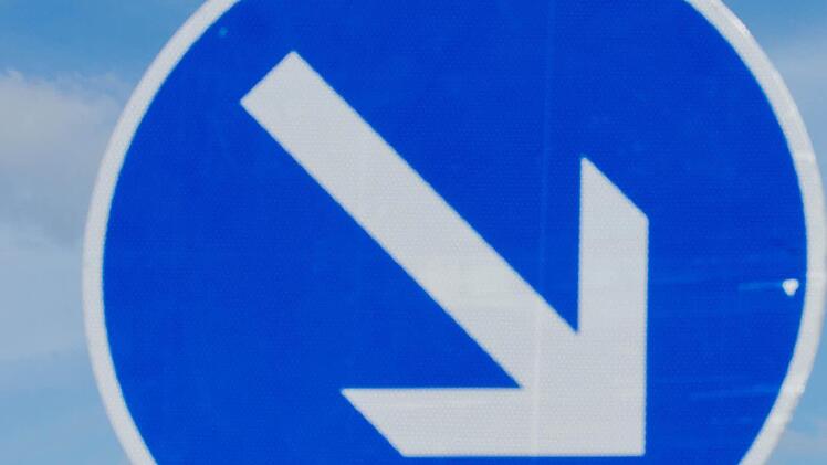 In Bad Rodach im Landkreis Coburg ist ein bislang Unbekannter &uuml;ber eine Verkehrsinsel gerast und hat ein Verkehrsschild umgerissen. Von Fahrer und Schild fehlt bislang jede Spur. Symbolfoto: Julian Stratenschulte/dpa