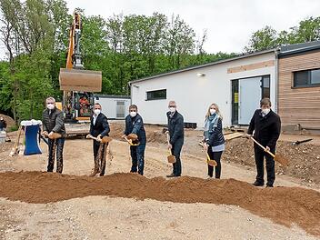 Beim historischen Spatenstich (v. l.): Bernd Drummer, Thorsten Glauber, Christian Sponsel, Uwe Kirschstein, Elisabeth Simmerlein und Hermann Ulm