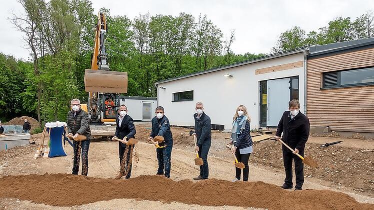 Beim historischen Spatenstich (v. l.): Bernd Drummer, Thorsten Glauber, Christian Sponsel, Uwe Kirschstein, Elisabeth Simmerlein und Hermann Ulm