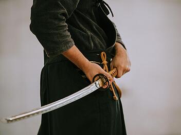 Mit einem vermeintlichen Samuraischwert in der Hand hat ein Mann in der Fu&szlig;g&auml;ngerzone von Lohr am Main f&uuml;r Aufregung gesorgt und einen gr&ouml;&szlig;eren Polizeieinsatz ausgel&ouml;st.