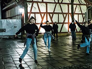 Zum Auftakt der Projekts "Licht im Lohgraben" steuerte das Tanzstudio Tanzraum Coburg eine moderne Choreographie bei.Foto: Jochen Berger