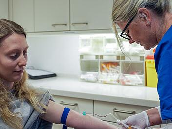 Olga (33) (links) wird nach einem Eizellentransfer für einen Schwangerschaftstest Blut abgenommen. Sie ist nicht schwanger.