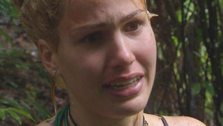 Angelina Heger weint. Sie gibt beim Dschungelcamp 2015. Foto: RTL Alle Infos zu "Ich bin ein Star - Holt mich hier raus!" im Special bei RTL.de: www.rtl.de/cms/sendungen/ich-bin-ein-star.html
