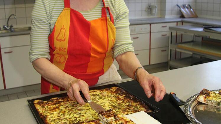 Kräuterexpertin Edith Wagner zauberte aus frischem Bärlauch eine herzhaft-aromatische Quiche. Die Quiche lässt sich auch mit Schinken und Spargel aufpeppen