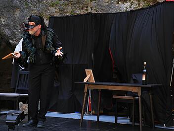 Markus Veith als Rabe vor der Kulisse mit dem mächtigen Felsbogen Foto: Franz Galster