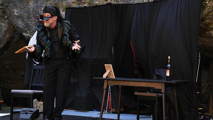 Markus Veith als Rabe vor der Kulisse mit dem mächtigen Felsbogen Foto: Franz Galster