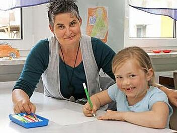 Gute Betreuung kostet eben Geld, und voraussichtlich müssten die Elternbeiträge in Ebelsbach für die Mittagsbetreuung der Grundschüler erhöht werden: Kim freut sich, denn sie ist gerade mit Hausaufgaben fertig geworden, daneben Betreuerin Dagmar Zettelmeier.  Foto: G. Geiling