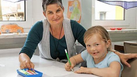 Gute Betreuung kostet eben Geld, und voraussichtlich müssten die Elternbeiträge in Ebelsbach für die Mittagsbetreuung der Grundschüler erhöht werden: Kim freut sich, denn sie ist gerade mit Hausaufgaben fertig geworden, daneben Betreuerin Dagmar Zettelmeier.  Foto: G. Geiling