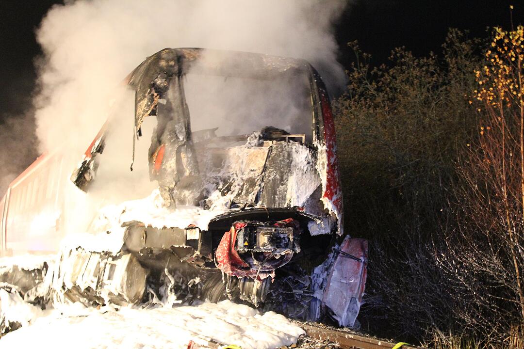 Personenzug rast in US-Militär-Schwertransporter