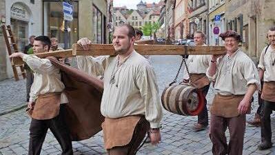 Die Bräuknechte transportierten das wichtigste Gut des Tages.  Foto: privat