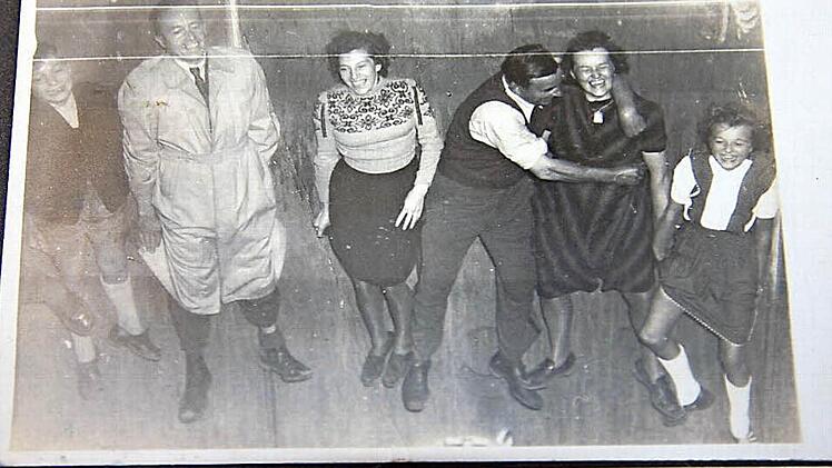 Rosemarie Bühler (rechts als junges Mädchen) zusammen mit Frau Kerler und Frau Geuß und weiteren Besucher im Rotor auf dem Oktoberfest. Der Bürgerverein hatte 1952 beim Erfinder mal angefragt, ob er auch in Ebern aufgestellt werden könnte. Dazu kam es aber nie. Repo: Ralf Kestel