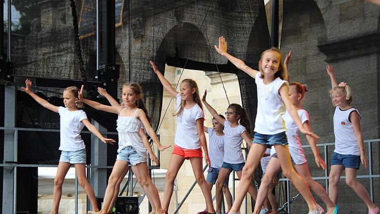 Die "Crazy Girls" der SG Rödental zeigten einen schwungvollen Schautanz. Fotos: Oliver Schmidt