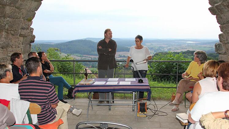 Der Autor und die Veranstalterin: Helmut Vorndran mit Ulla Gräbe von der "Leseinsel" in Ebern (stehend rechts). Es wurde mehr als eine Lesung, auch ein Fremdensprachenkurs (in Keltisch) gehörte zum Programm. Foto: Ralf Kestel