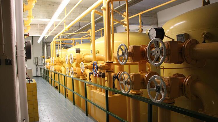 An der Entsäuerungsanlage aus dem Jahr 1970 wird noch von Hand halbgebrannter Dolomit hinzugefügt, damit die Wasserqualität stimmt. Foto: Ulrike Müller