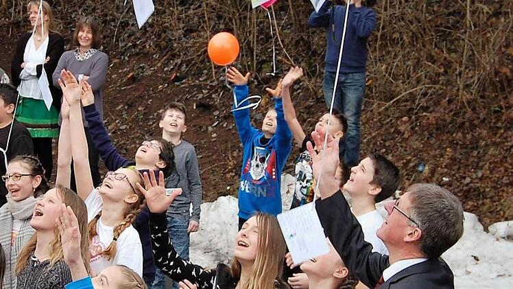 99 Luftballons, mit guten Wünschen zum Abschied von Wolfgang Halbig, verteilten sich im Himmel. Foto: Sigismund von Dobschütz