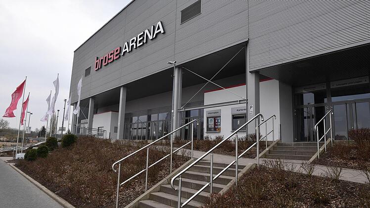 Gemessen an der Bahnmilliarde sind die 50 Millionen, die eine neue Basketballarena mit 10000 Sitzplätzen kosten soll, sprichwörtliche Peanuts. 20 Stück könnte man sich dafür leisten. Oder auch 30 Mal das Bambados oder 50 neue Kettenbrücken.   Fotos (3): Ronald Rinklef