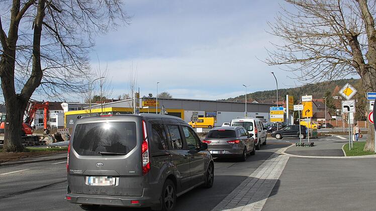 An der Kreuzung Bahnhofstraße/Kasendorfer Straße/Berndorfer Straße staut sich wegen der Ampelregelung der Verkehr.