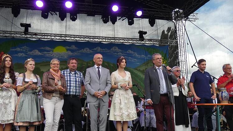 Mit vielen Ehreng&auml;sten wurde das 30. Altmain-Weinfest er&ouml;ffnet.