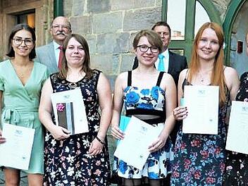 Die Prüfungsbesten der PTA-Schule Kulmbach (vorne, von links) Sophia Wolferstetter, Lara Diem, Katharina Sinterhauf, Jennifer Kögel, Carprice Becker und Leonie Hösch mit (dahinter von links) stellvertretendem Landrat Dieter Schaar, stellvertretendem Schulleiter Georges Frisque, Schulleiter Edgar Gräf, Gerhard Wölfel und Stadtrat Dieter Hägele Foto: Werner Reißaus