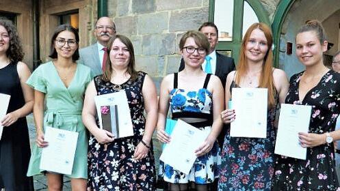 Die Prüfungsbesten der PTA-Schule Kulmbach (vorne, von links) Sophia Wolferstetter, Lara Diem, Katharina Sinterhauf, Jennifer Kögel, Carprice Becker und Leonie Hösch mit (dahinter von links) stellvertretendem Landrat Dieter Schaar, stellvertretendem Schulleiter Georges Frisque, Schulleiter Edgar Gräf, Gerhard Wölfel und Stadtrat Dieter Hägele Foto: Werner Reißaus