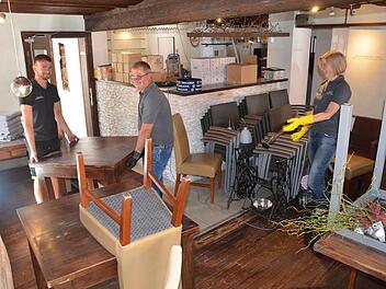 Im Bayerischen Hof wird umgebaut: Gianluca, Domenico und Gabi Negri (von links) richten das "Casa Negri" ein. Im August soll das Lokal neu eröffnet werden.  Foto: Bernhard Panzer