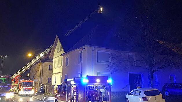 Ein Kaminbrand an der Melkendorfer Hauptstra&szlig;e forderte am Samstagabend die Feuerwehren aus Melkendorf, Katschenreuth und Kulmbach. Foto: News5 /Holzheimer